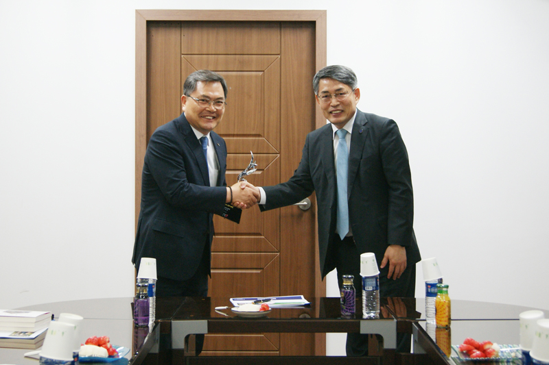 박종완 대표이사(사진 왼쪽)와 서순탁 총장